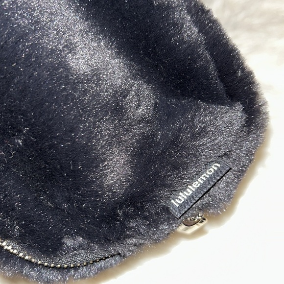 Lululemon Everywhere Belt Bag Plush Fleece - Picture 6 of 12